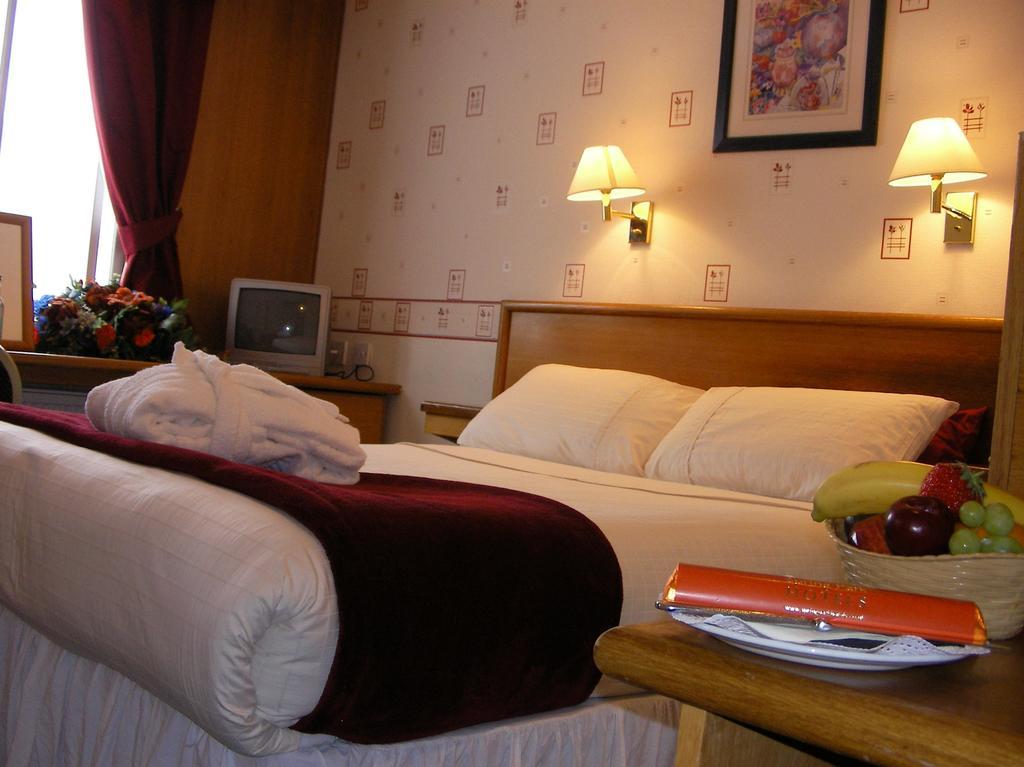 Russ Hill Hotel Crawley  Room photo